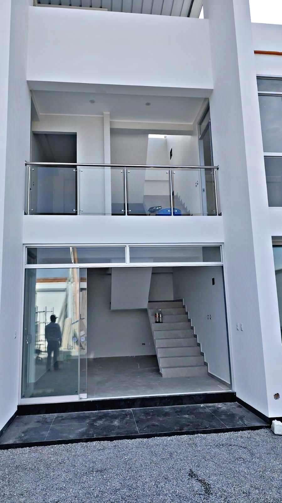 Mamparas y vidrios instalados - Detalle de acabados