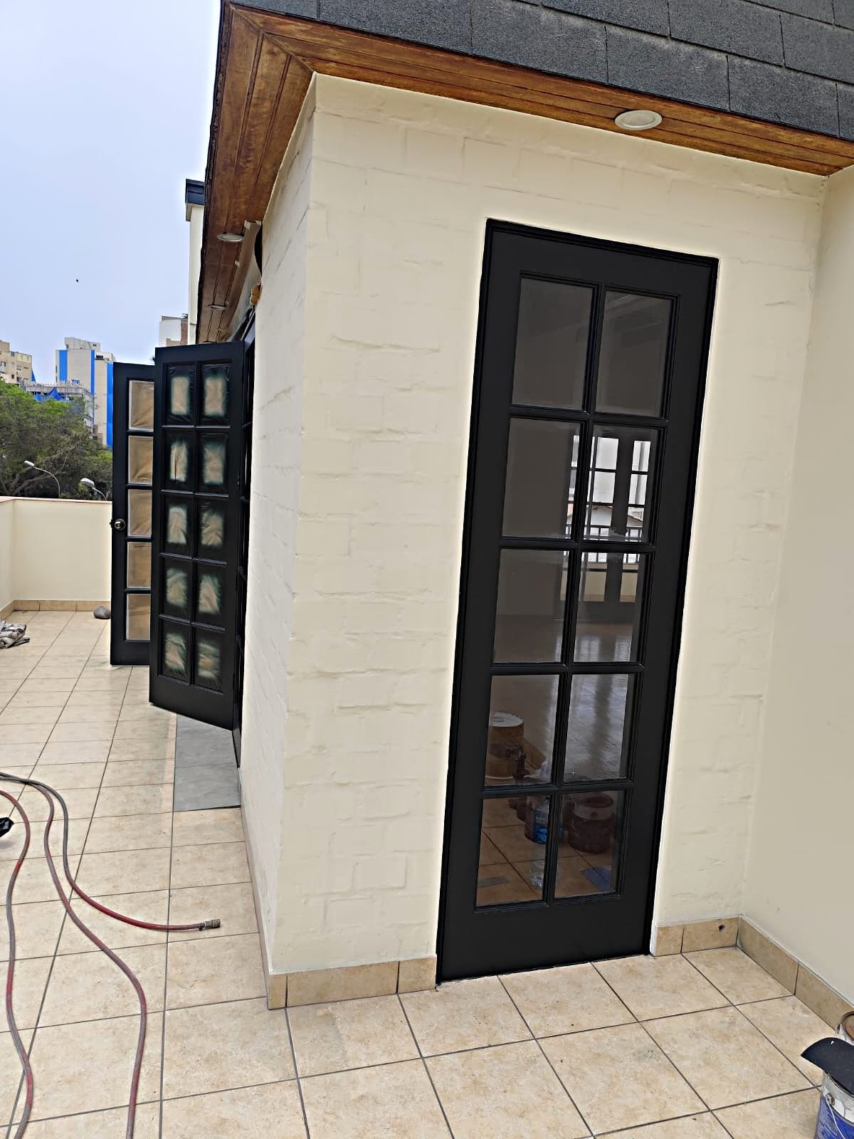 Detalle de acabado impermeable en terraza